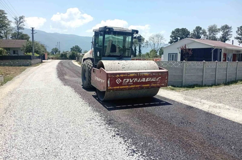 Düzce’de köylerde sathi kaplama çalışmaları tamamlanıyor