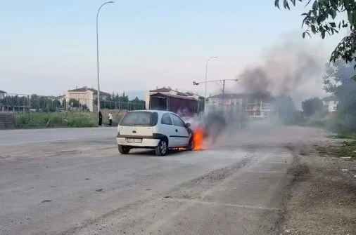 Düzce’de otomobil yangını büyümeden söndürüldü
