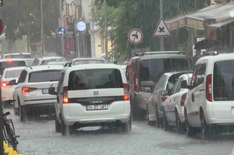 Düzce’de sağanak yağış 5 dakikada sokakları göle çevirdi