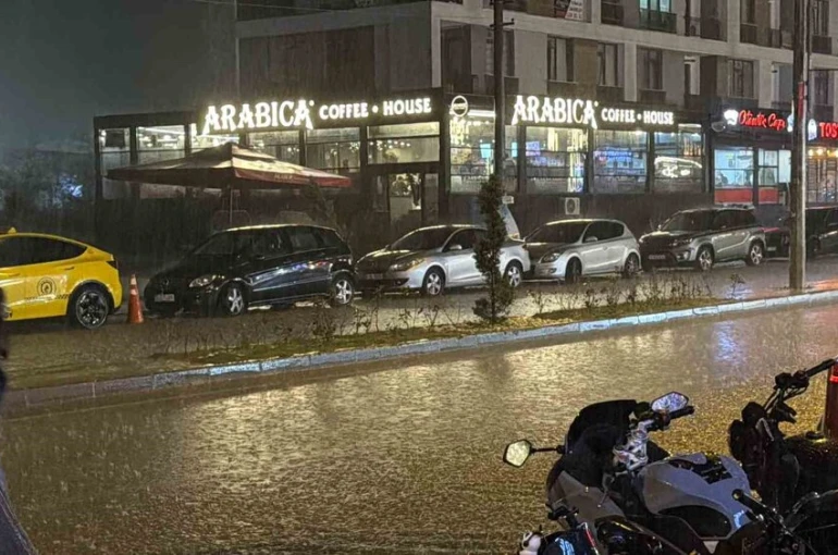 Düzce’de şiddetli yağış sokakları göle çevirdi