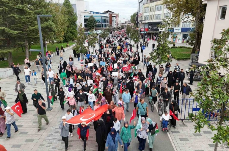 Düzce’de yüzlerce kişi Filistin’e destek için buluştu