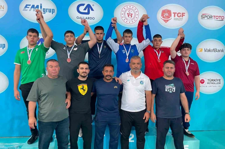 Düzceli minik güreşçilerden Türkiye derecesi