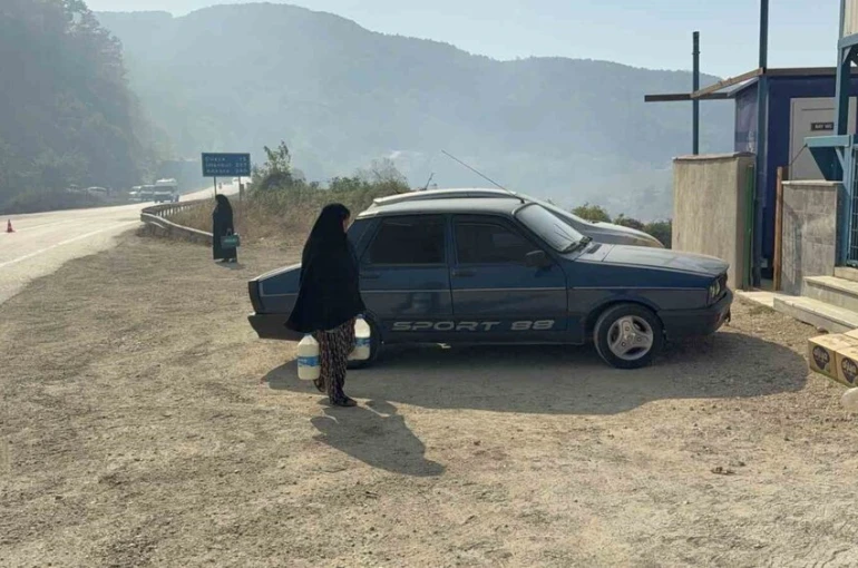Düzceliler birlik oldu, yangına müdahale eden ekiplere tam destek verdi