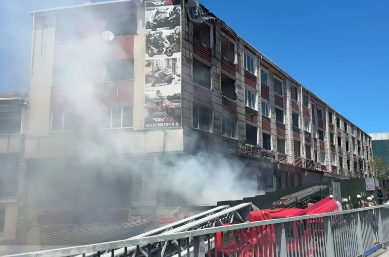 E-5 kenarındaki metruk binada yangın: Yan yolda trafik kilitlendi