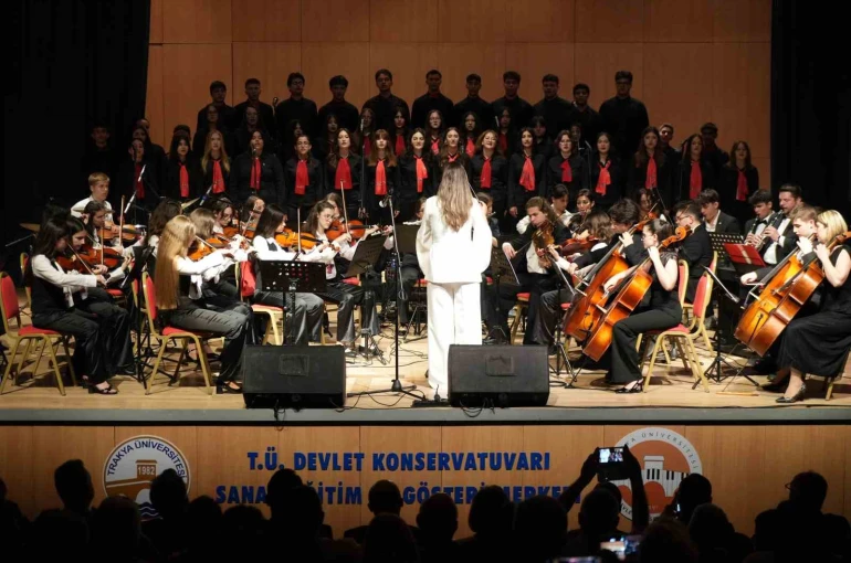 Edirne Lisesi’nden hafızalara kazınan gece: Genç yetenekler ayakta alkışlandı