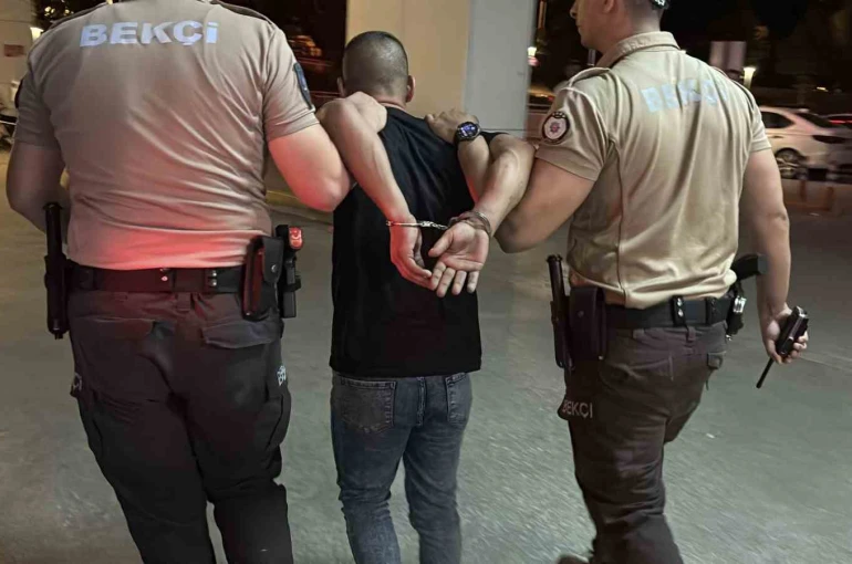Edirne’de 24 düzensiz göçmen ile göçmen kaçakçılığı şüphelisi yakalandı