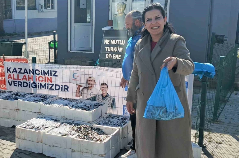 Edirne’de 350 kilogram hamsi dağıtıldı
