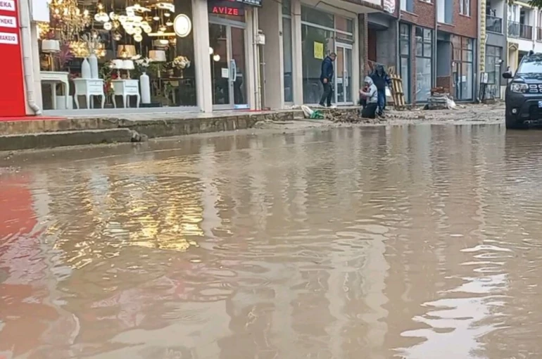 Edirne’de cadde ve sokaklar sular altında kaldı, vatandaşlar ellerinde kovalarla su tahliyesi yaptı