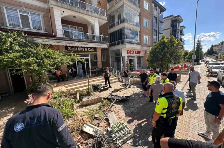 Edirne’de faciadan dönüldü: Freni boşalan kamyon iki araca ardından duvara çarptı