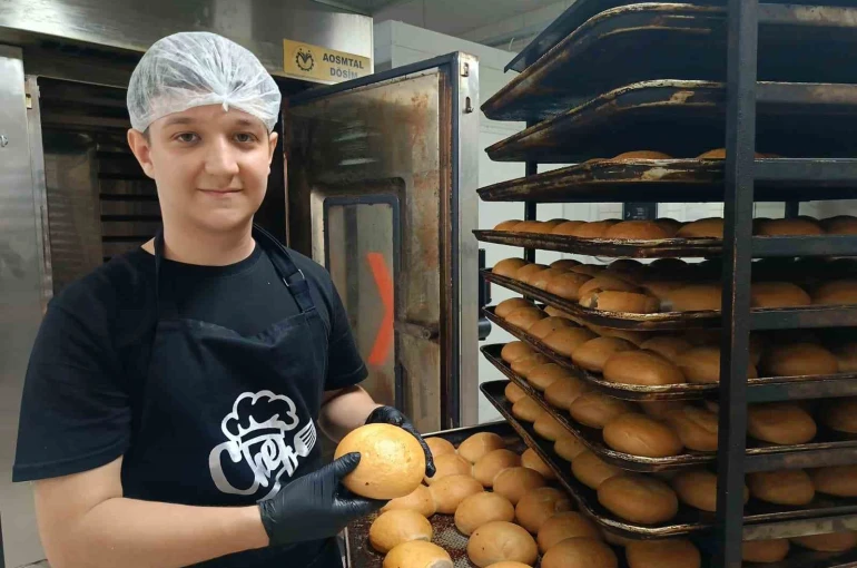 Edirne’de geleceğin fırın ustaları yetişiyor: Liseliler hem üretiyor hem de kazanıyorlar