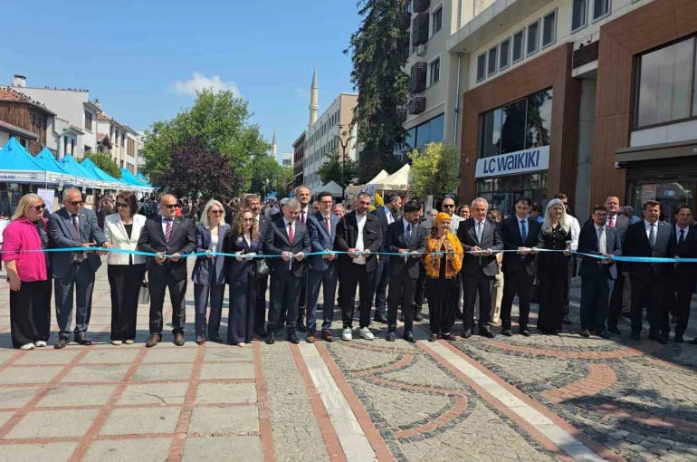 Edirne’de Hayat Boyu Öğrenme Haftası kutlandı: Kursiyerler 1 yıllık emeklerini görücüye çıkardı