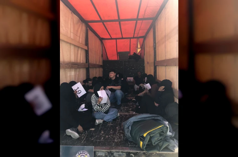 Edirne’de kapalı kasa kamyonette 20 düzensiz göçmen yakalandı
