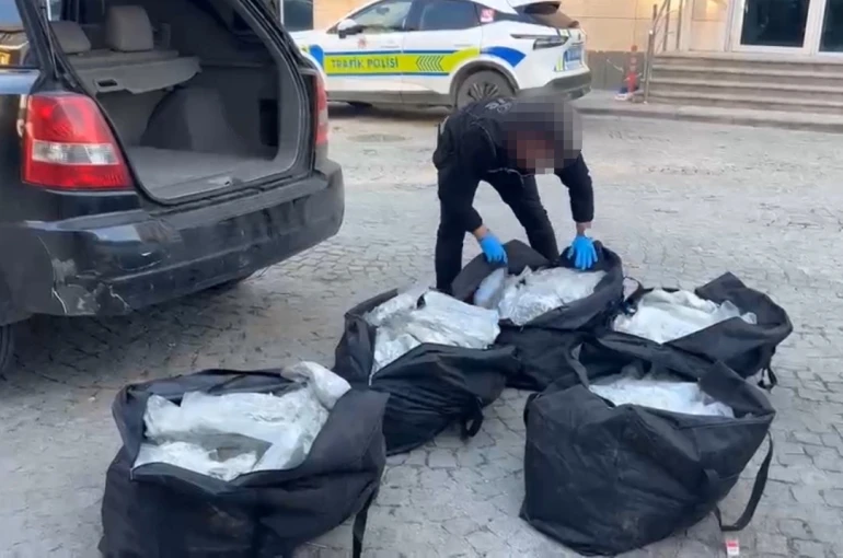 Edirne’de Moldova plakalı araçta 90 kilo skunk ele geçirildi