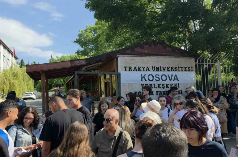 Edirne’de öğrenciler içeride, veliler dışarıda ter döktü