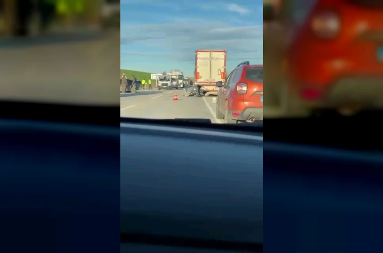 Edirne’de peş peşe kazalar: Hamzabeyli yolunda otomobil tıra çarptı, Demirhamlı’da tır sulama kanalında durabildi