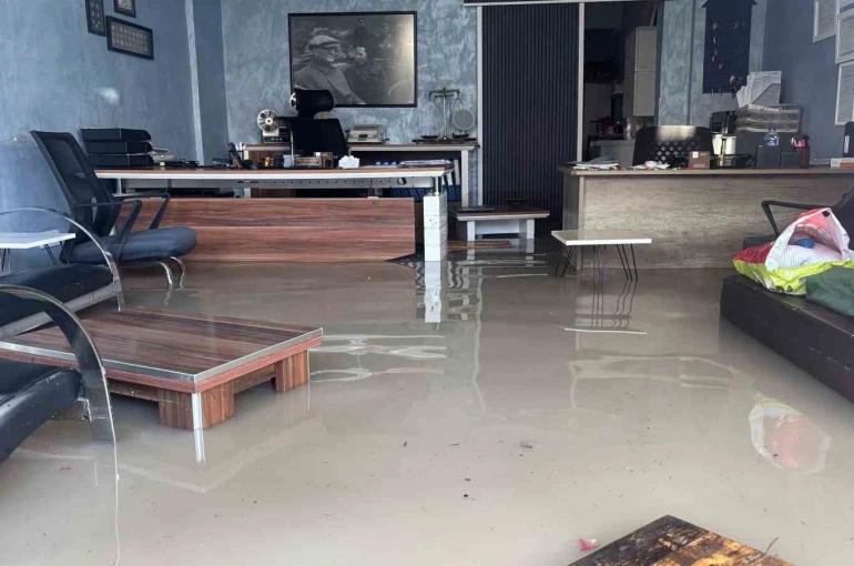 Edirne’de sağanak ve dolu hayatı felç etti: İş yerleri sular altında kaldı