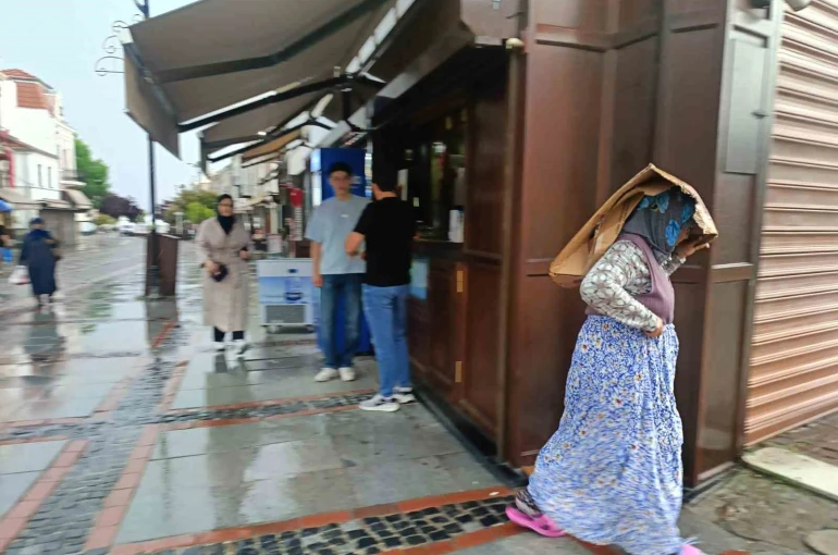 Edirne’de sağanak yağış: Vatandaşlar karton ve poşetle yağmurdan korunmaya çalıştı 