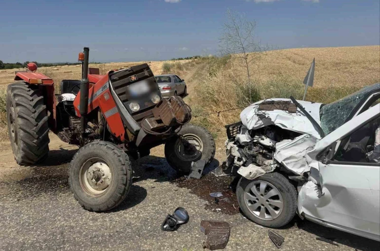 Edirne’de traktör ile otomobil çarpıştı: 2 yaralı