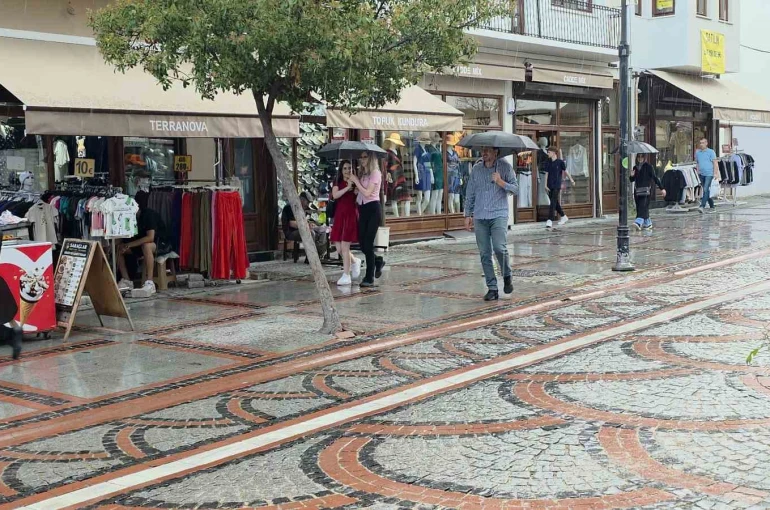 Edirne’de vatandaşlar yağmurun tadını çıkardı