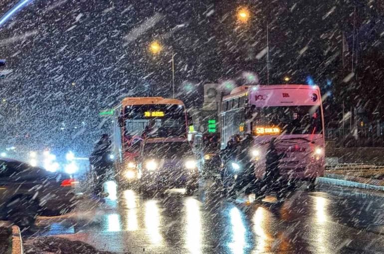 Edirne’de yoğun kar yağışı etkili oluyor