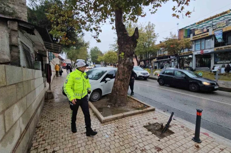 Edirne’de yola dökülen yağ zincirleme kazaya yol açtı: 4 araç birbirine girdi