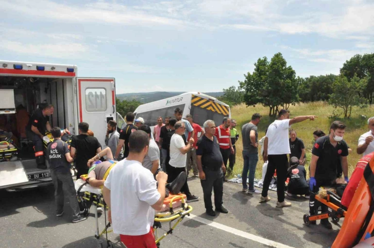 Edirne’de yolcu minibüsü tıra çarptı: 16 yaralı