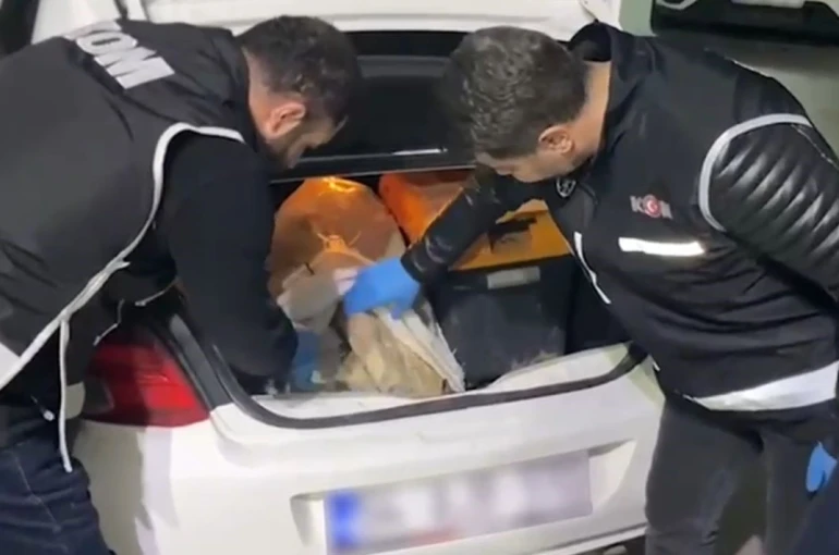 Edirne’de yurt dışına kaçırılmak istenen 2 bin yıllık heykel ele geçirildi