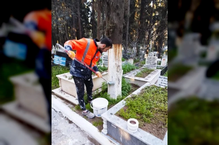 Edremit Belediyesi bayram öncesi mezarlıklarda bakım çalışmalarını sıkılaştırdı 