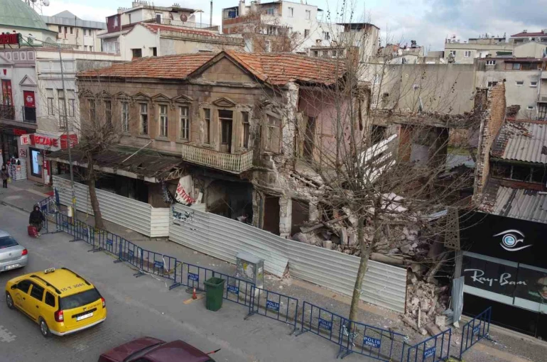 Edremit’in tarihi sembol binalarından biri kısmen çöktü