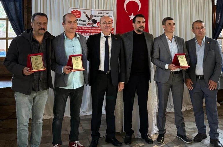 Edremit’te Bakkallar Odası, 20 yılını tamamlayan esnafları plaketle ödüllendirdi