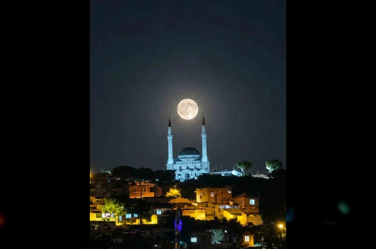 Edremit’te dolunay ve Ulu Cami buluşması görsel şölen sundu