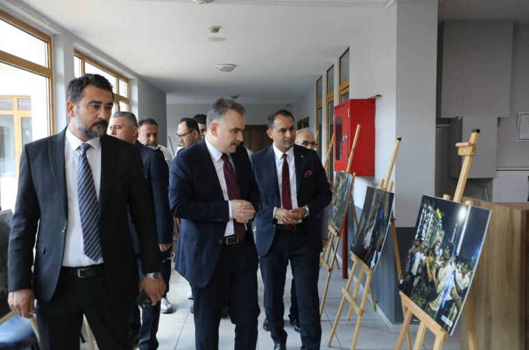 Edremit’te "İrade bizim, zafer bizim" fotoğraf sergisi açıldı