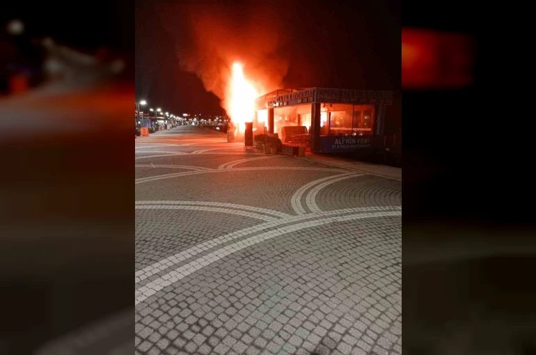 Edremit’te iş yerinde çıkan yangın itfaiye ekiplerince söndürüldü