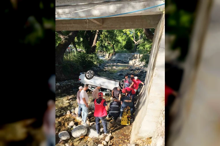 Edremit’te kontrolden çıkan otomobil dereye uçtu: 1 yaralı