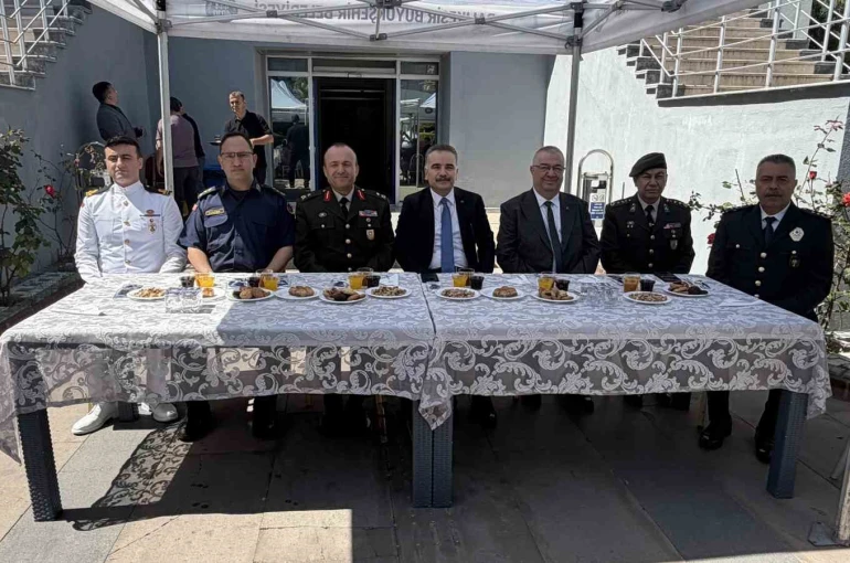 Edremit’te resmi bayramlaşma töreni