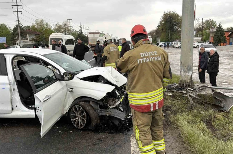 EDS tabelasına çarpan otomobilin sürücüsünü itfaiye kurtardı