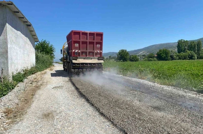 Efeler Belediyesi yol yapım ve onarım çalışmalarını sürdürüyor