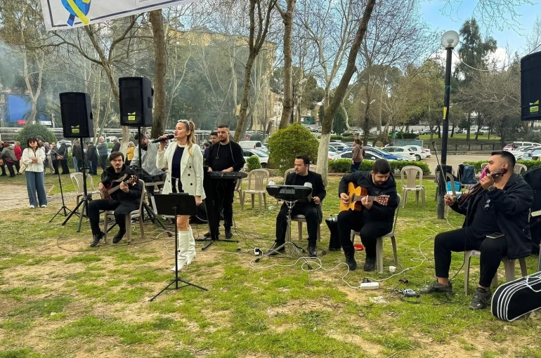 Efeler’de Anneler Günü coşkusu şenlikle taçlanacak