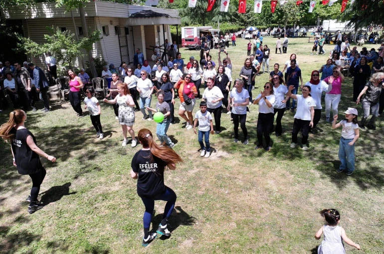Efeler’de Anneler Günü coşkuyla kutlandı