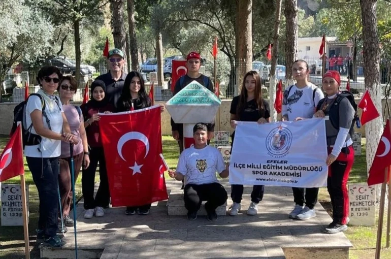 Efeler’de gençlerden vefa yürüyüşü