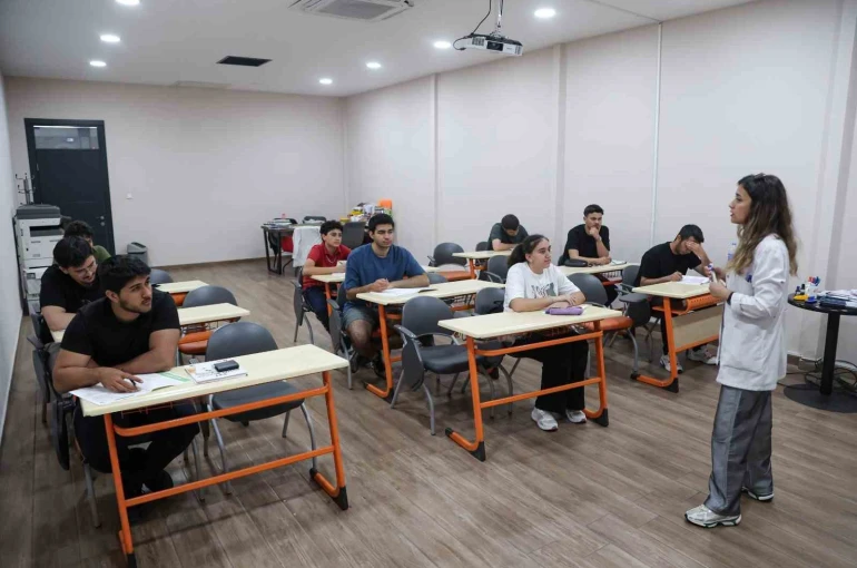 Efeler’de gençlere sınav desteği