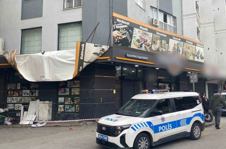 Efeler’de şiddetli rüzgar tabelaları kopardı, iş yerlerinde hasar oluştu