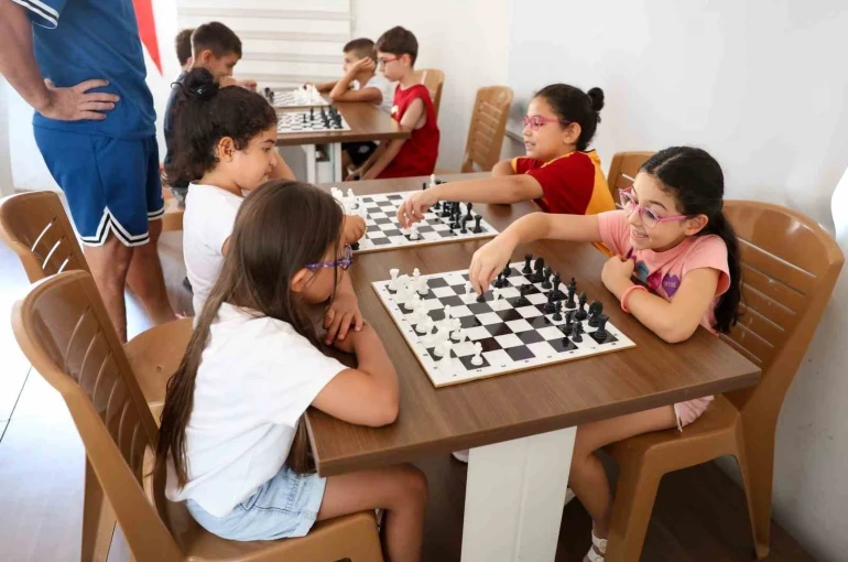 Efeler’de yaz tatili satrançla renkleniyor 