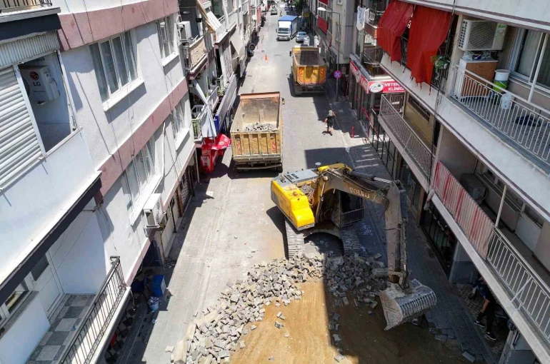 Efeler’de yol yenileme çalışmaları hız kesmiyor