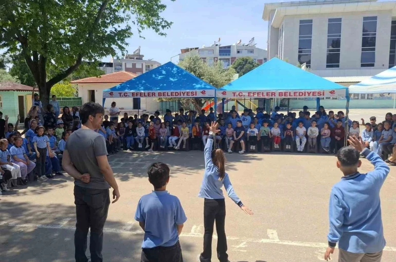 Efeler’in sanatçıları çocuklar için sahneye çıktı
