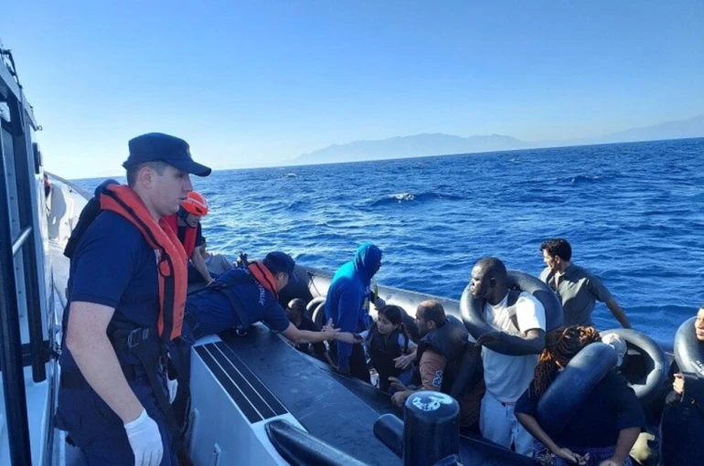 Ege sularında göçmen hareketliliği: 137 göçmen karaya çıkartıldı 