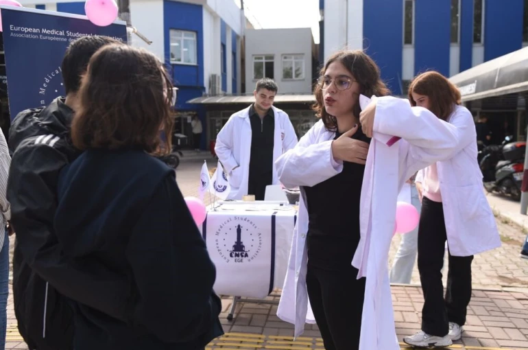 Ege Üniversitesi kampüsünde meme kanseri farkındalık etkinliği