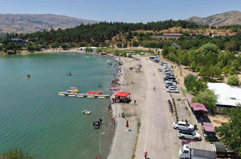 Ege ve Akdeniz sahillerini aratmayan görüntüler: Doğu’nun saklı denizi tatilcilerin akınına uğradı