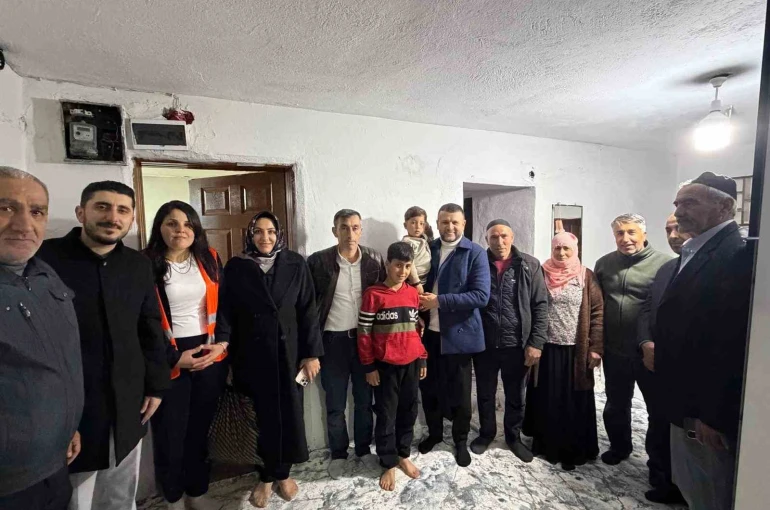 Eğil Belediye Başkanı Seydaoğlu her gün bir mahallede vatandaşlarla iftar yapıp hediyeler dağıtıyor