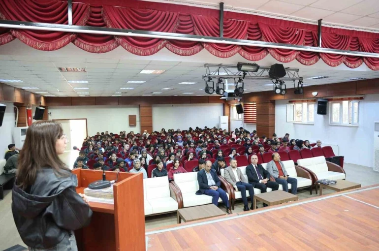 Eğil Belediyesi lise öğrencilerine etkili sınav hazırlıkları konferansı verdi
